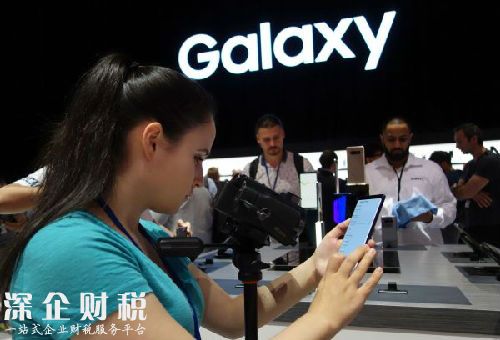 8月23日，在美國紐約，媒體從業(yè)人員在發(fā)布會上使用三星蓋樂世Note8手機。（新華/法新 ）