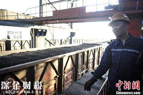 山西汾西煤礦貨運(yùn)站一列滿載即將外銷煤炭的列車。（資料圖片） 中新社記者 韋亮 攝